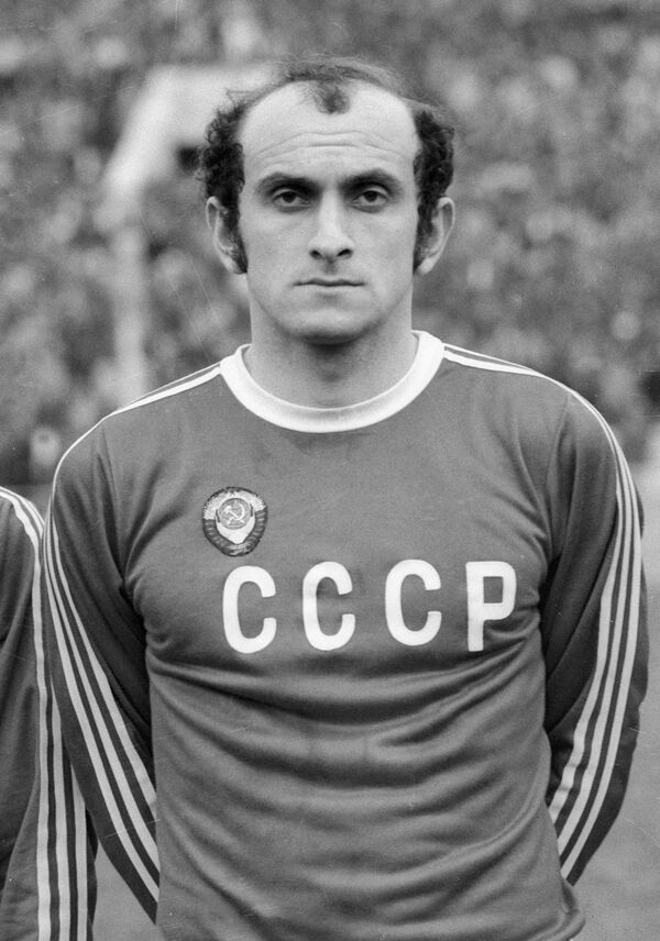 Физически сильный, всегда нацеленный на ворота форвард-таран Реваз Челебадзе,сумел за счёт трудолюбия стать заметной фигурой в советском футболе. За футбольную сборную СССР Челебадзе провёл семь матчей, забив три мяча. Две игры он провёл на Олимпийских играх 1980 года, завоевав бронзу - Sputnik Грузия