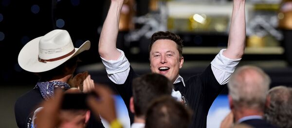 Генеральный директор SpaceX Илон Маск празднует запуск ракеты SpaceX Falcon 9 и космического корабля Crew Dragon во время миссии NASA SpaceX Demo-2 (30 мая 2020). Мыс Канаверал Генеральный директор SpaceX Илон Маск празднует запуск ракеты SpaceX Falcon 9 и космического корабля Crew Dragon во время миссии NASA SpaceX Demo-2 (30 мая 2020). Мыс Канаверал - Sputnik Грузия