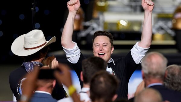 Генеральный директор SpaceX Илон Маск празднует запуск ракеты SpaceX Falcon 9 и космического корабля Crew Dragon во время миссии NASA SpaceX Demo-2 (30 мая 2020). Мыс Канаверал - Sputnik Грузия