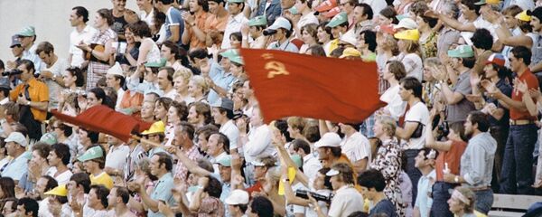 Болельщики на трибуне Центрального стадиона им. В.И.Ленина в Лужниках во время соревнований на XXII Олимпийских играх в Москве. - Sputnik Грузия