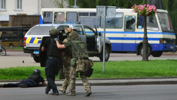 Сотрудники полиции во время силовой операции у автобуса, захваченного мужчиной, имеющим при себе взрывчатку и оружие, Луцк - Sputnik Грузия