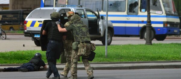 Сотрудники полиции во время силовой операции у автобуса, захваченного мужчиной, имеющим при себе взрывчатку и оружие, Луцк - Sputnik Грузия