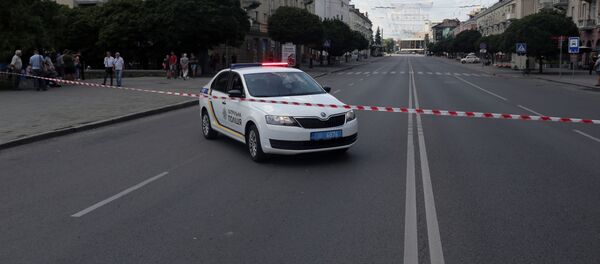 Автомобиль полиции перегораживает улицу, где стоит автобус, захваченный мужчиной, имеющим при себе взрывчатку и оружие, Луцк Автомобиль полиции перегораживает улицу, где стоит автобус, захваченный мужчиной, имеющим при себе взрывчатку и оружие, Луцк - Sputnik Грузия