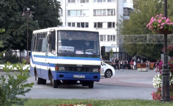 По данным полицейских, несколько окон в автобусе были повреждены выстрелами - Sputnik Грузия
