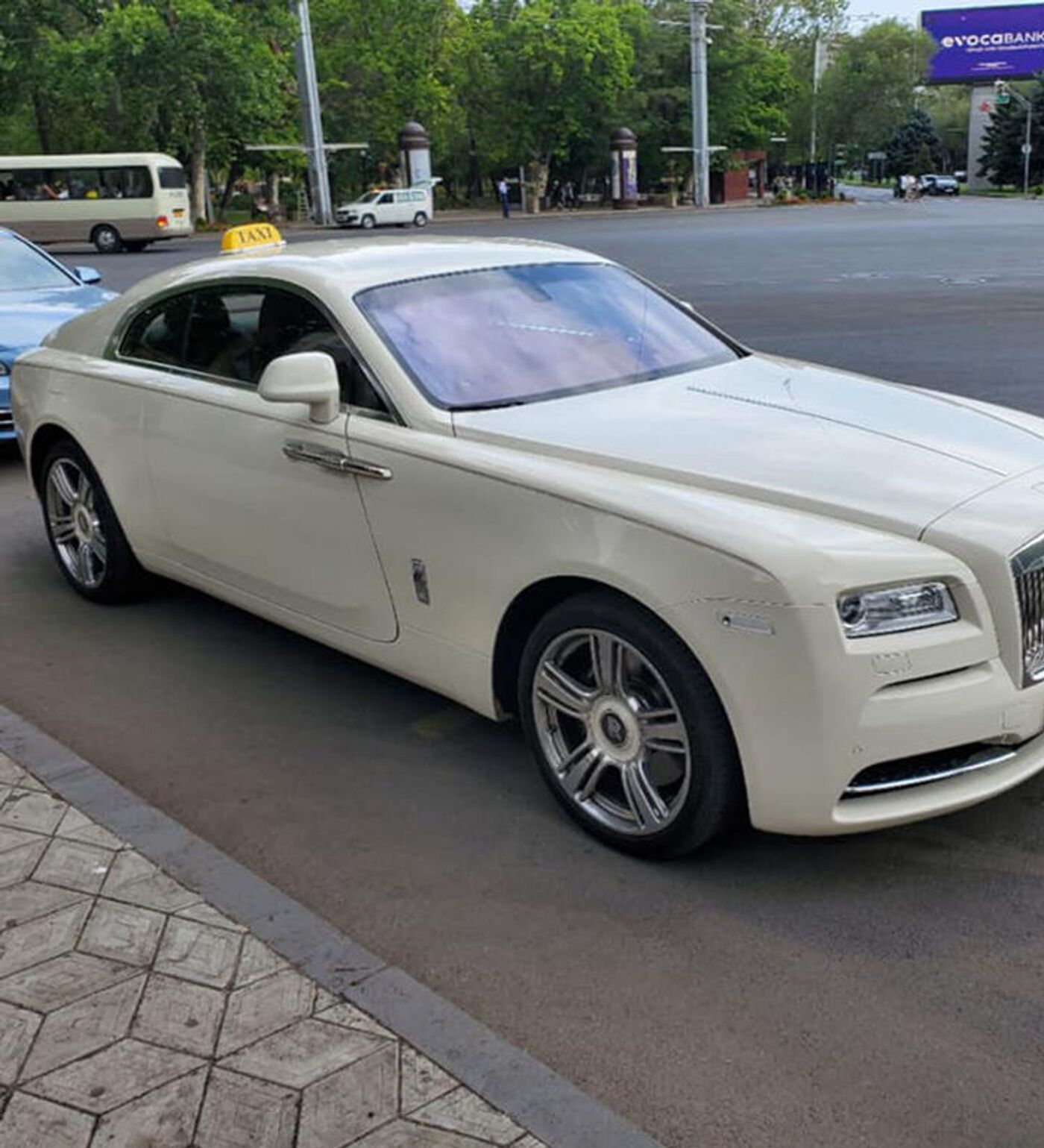 В Ереване появилось такси марки Rolls-Royce