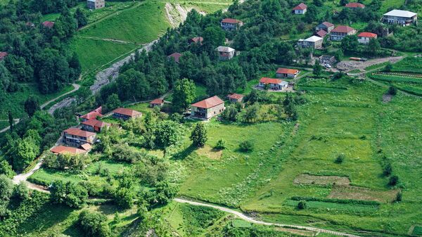 Село в горах в горах Кавказа в районе Казбеги близ Гудаури и Военно Грузинской дороги - Sputnik Грузия