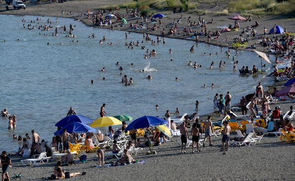 Сотни жителей Тбилиси летом каждый день отправляются на настоящий морской пляж - он находится прямо в черте города - Sputnik Грузия