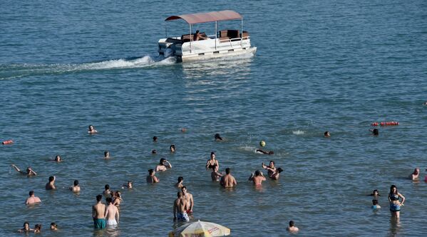 На Тбилисское море в основном приезжают местные жители, поэтому отдыхающих тут не убавилось после того, как из-за коронавируса фактически рухнула сфера международного туризма - Sputnik Грузия