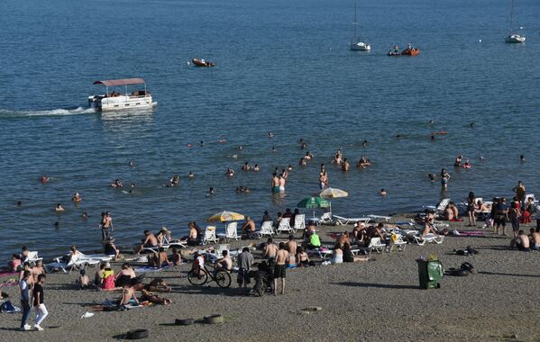 На Тбилисском море есть все условия для пляжного отдыха - шезлонги, зонтики, различные лодки,  на которых плавают отдыхающие - Sputnik Грузия
