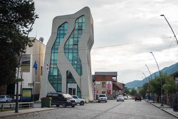 А также необычное здание полиции и другие современные постройки, которые можно увидеть в различных рекламных буклетах, даже ни разу не побывав в этом месте - Sputnik Грузия