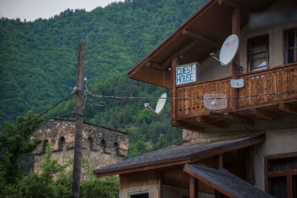 Вот, кстати, еще одна примета современной действительности - спутниковые антенны на одном из домов - Sputnik Грузия