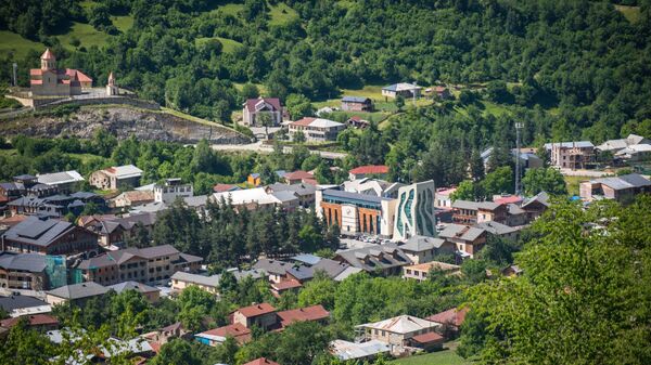Райцентр Местиа в Сванетии - так выглядит центр этого высокогорного населенного пункта - Sputnik Грузия