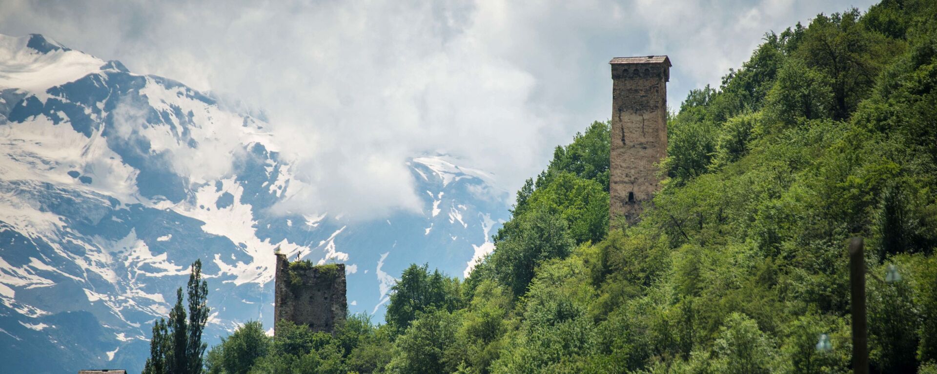 Местиа, Сванетия - сванские башни на фоне гор - Sputnik Грузия, 1920, 14.06.2021