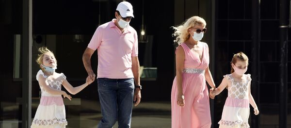 Пешеходы в масках идут по улице в Глендейле, Калифорния, США - Sputnik Грузия