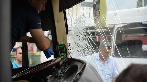 Крупное ДТП в столице Аджарии - седан AUDI вылетел на красный, столкнулся с маршрутным такси, оно перевернулось и в него врезался автобус - Sputnik Грузия