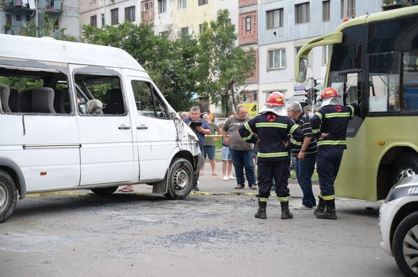 Также на месте аварии находились группы спасателей и пожарных, которые оказывали помощь пострадавшим - Sputnik Грузия