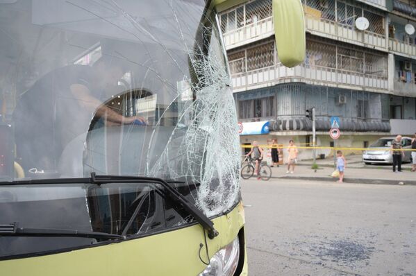 Сам автобус получил незначительные повреждения. Его пассажиры отделались испугом - Sputnik Грузия