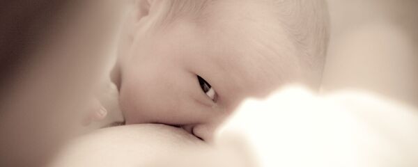 დედა ძუძუს აჭმევს ბავშვს დედა ძუძუს აჭმევს ბავშვს - Sputnik საქართველო