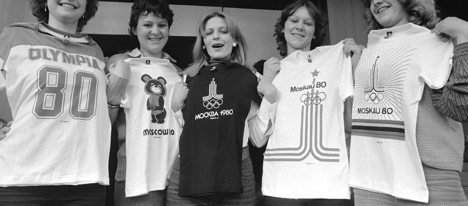 Девушки с футболками с эмблемами Олимпиады-80 - Sputnik Грузия, 1920, 26.07.2020