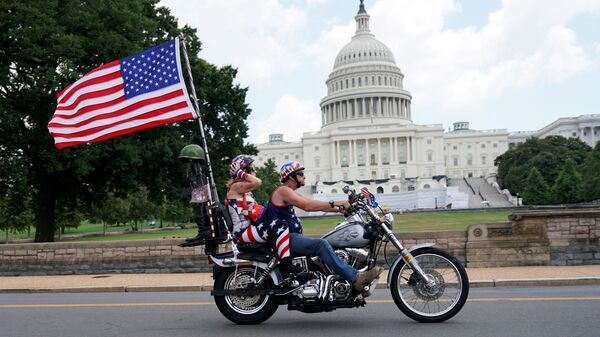 Мотоциклисты проезжают мимо здания Капитолия в США - Sputnik Грузия