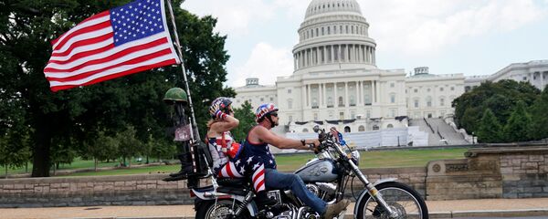 კაპიტოლიუმის ხედი აშშ-ს დროშის მიღმა - Sputnik საქართველო