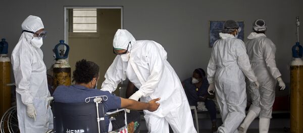 ექიმები კორონავირუსით დაავადებულს ეხმარებიან - Sputnik საქართველო