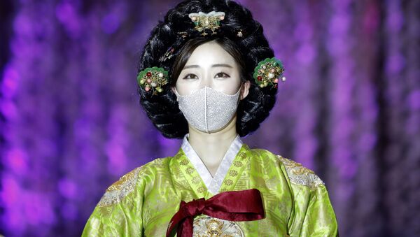 Модель на первом модном показе дизайнерских масок в Сеуле  - Sputnik Грузия