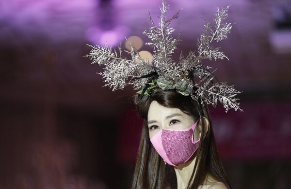 Модель на первом модном показе дизайнерских масок в Сеуле  - Sputnik Грузия