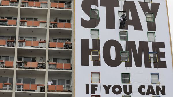 Огромный баннер с призывом Оставайся дома, если можешь! на стене дома во время пандемии COVID 19 в Кейптауне, ЮАР - Sputnik Грузия