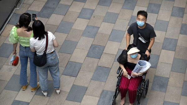 Прохожие в масках на улице во время пандемии коронавируса COVID 19 в Пекине Китай - Sputnik Грузия