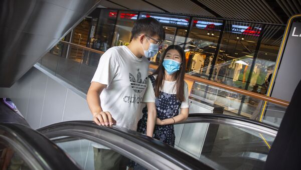 Молодая пара в медицинских масках во время пандемии коронавируса COVID 19 в Пекине, Китай - Sputnik Грузия