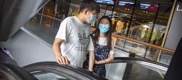 Молодая пара в медицинских масках во время пандемии коронавируса COVID 19 в Пекине, Китай Молодая пара в медицинских масках во время пандемии коронавируса COVID 19 в Пекине, Китай - Sputnik Грузия