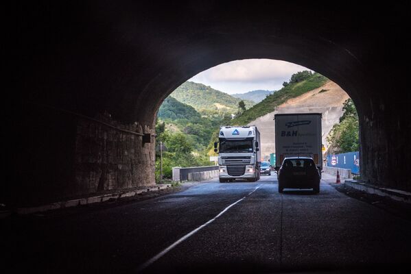 Через Рикотский перевал сегодня проходит тоннель, который расположен на 143-м километре дороги Тбилиси–Сенаки–Леселидзе. По этому пути пролегает маршрут многих транзитных грузов - Sputnik Грузия