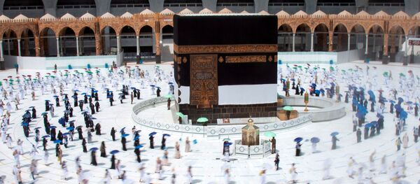 Паломники совершают обход вокруг Каабы с соблюдением социальной дистанции - Sputnik Грузия