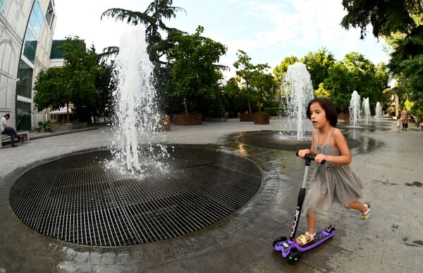 Рядом с фонтанами всегда прохладно, поэтому парки, где они действуют, привлекают большее количество людей в летнюю жару - Sputnik Грузия