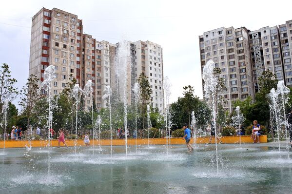 Сегодня сухие фонтаны расположены не только в парках в центре Тбилиси, но и на территориях спальных районов даже на окраинах города - Sputnik Грузия