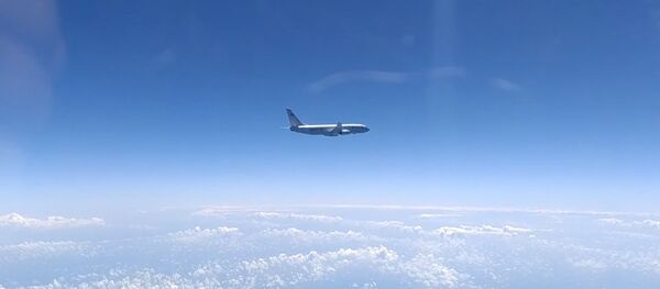 Подозрительные туристы: российский Су-27 перехватил два самолета ВВС США над Черным морем - Sputnik Грузия