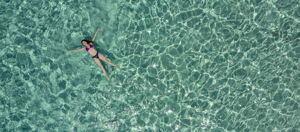 Девушка в море у острова Криси близ Крита, Греция Девушка в море у острова Криси близ Крита, Греция - Sputnik Грузия