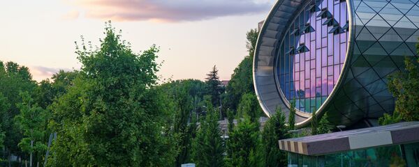 Вид на город Тбилиси - новый концертный зал в парке Рике - Sputnik Грузия