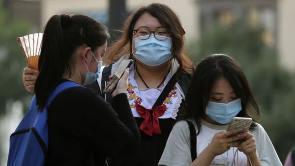 Женщины в масках во время пандемии коронавируса в Пекине Китай - Sputnik Грузия