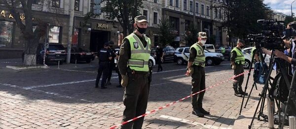 Неизвестный угрожает взорвать бомбу в банке в центре Киева Неизвестный угрожает взорвать бомбу в банке в центре Киева - Sputnik Грузия