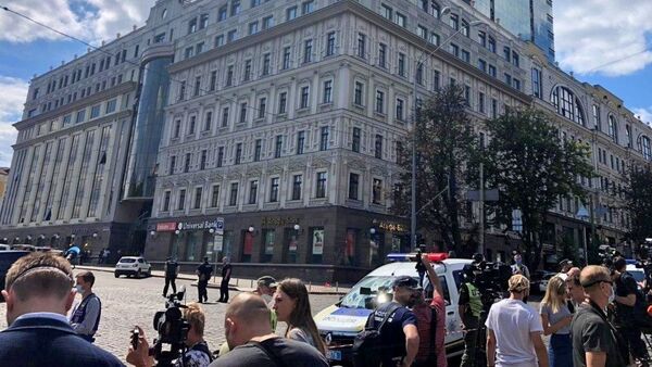 Прямая трансляция - ситуация на месте захвата банка в Киеве - Sputnik Грузия