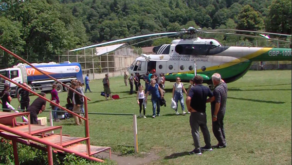 Эвакуация местных жителей и отдыхающих из зоны наводнения в Раче - Sputnik Грузия