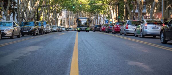 Обновленный проспект Ильи Чавчавадзе. Автобусная остановка и транспортные потоки - Sputnik Грузия