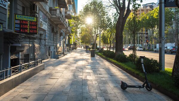 Обновленный проспект Ильи Чавчавадзе в центре Тбилиси. Новые тротуары и газоны вдоль дороги - Sputnik Грузия