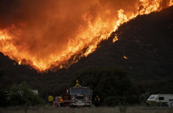 Пожар, который местные пожарные назвали Эппл, распространился в округах Риверсайд и Сан-Бернардино и охватил около 60 кв. км  - Sputnik Грузия