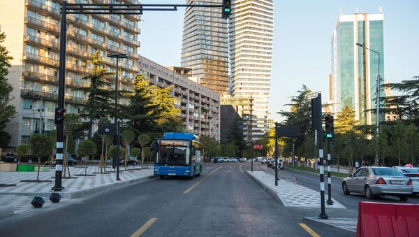 Обновленный проспект Ильи Чавчавадзе в Тбилиси. Выделенные полосы для общественного транспорта - Sputnik Грузия