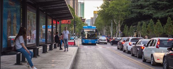 Обновленный проспект Ильи Чавчавадзе в Тбилиси. Выделенные полосы для общественного транспорта - Sputnik Грузия