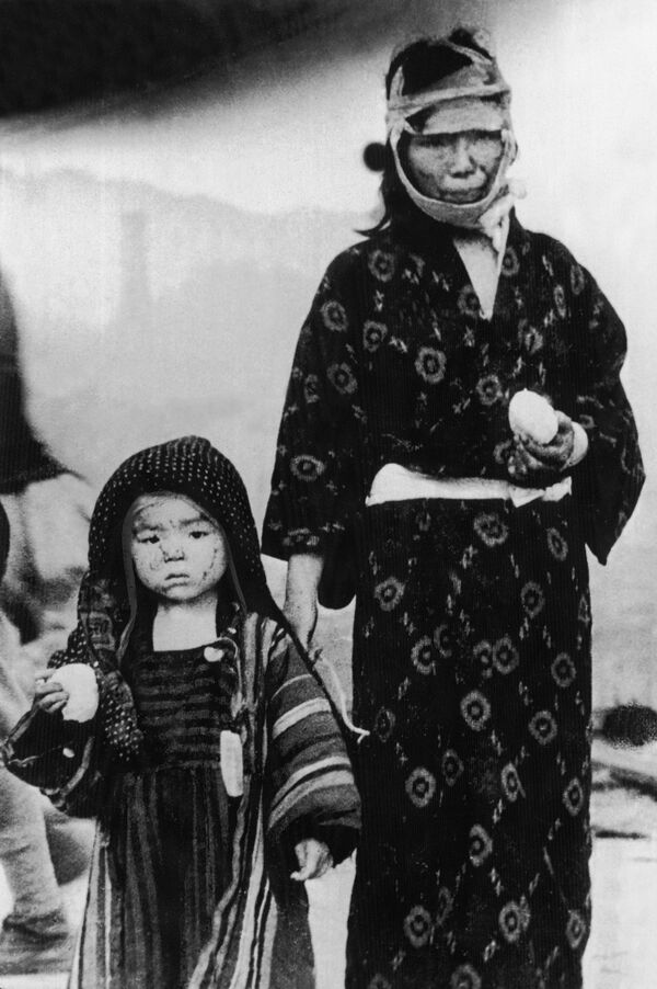 Женщина с ребенком пережившие бомбардировку Нагасаки - Sputnik Грузия