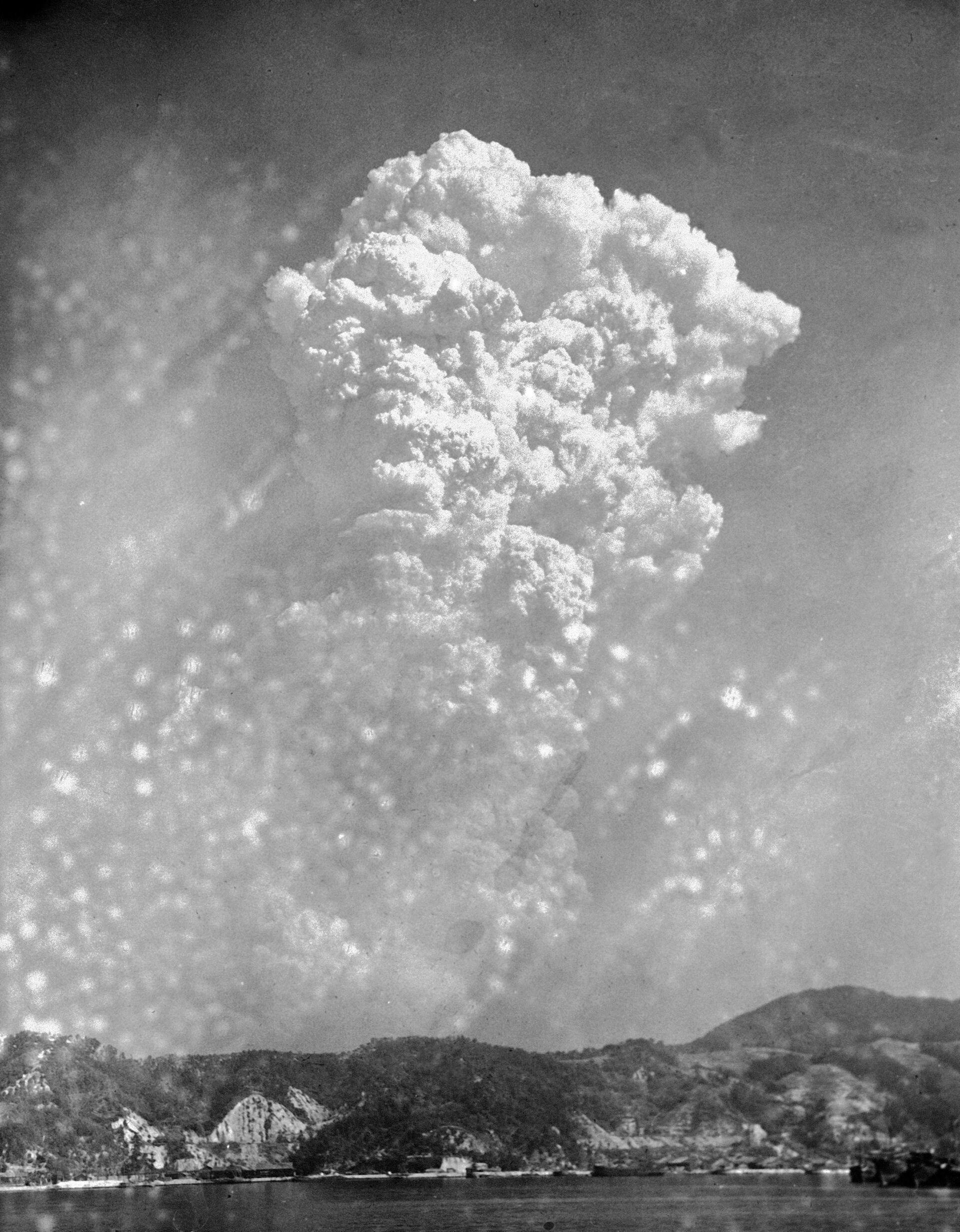 Облако дыма после бомбардировки Хиросимы 6 августа 1945 года - Sputnik Грузия, 1920, 04.10.2023